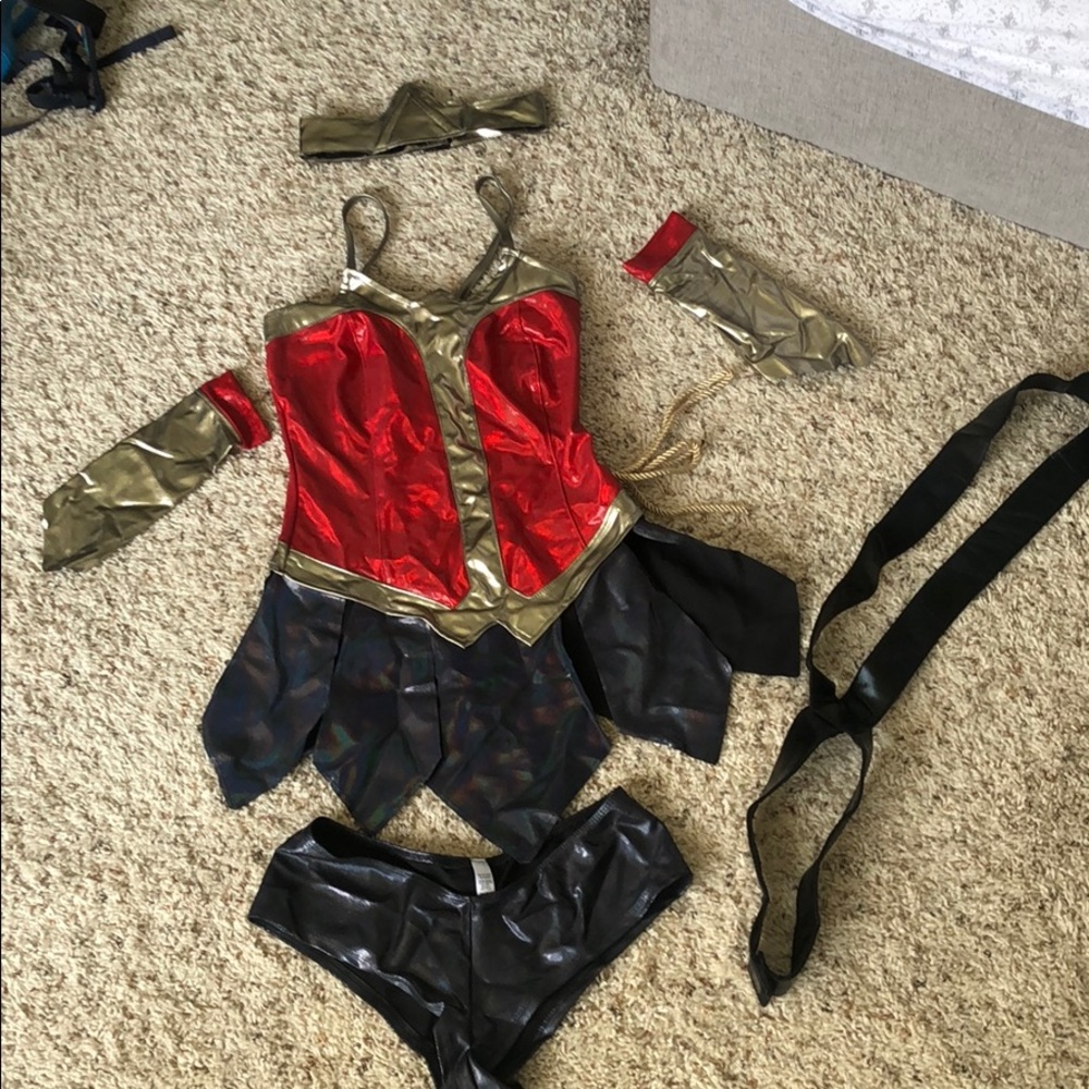 Wonder Woman Halloween outfit - Picture 2 of 8